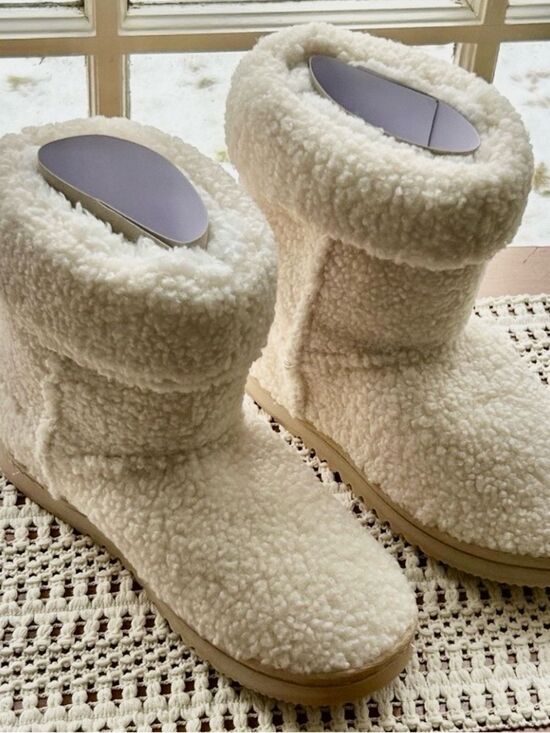 Source Unknown Shoes - Cozy Cream Shearling Women's Boots Size Small Fits Size 7-8 Neutral Rubber Soles